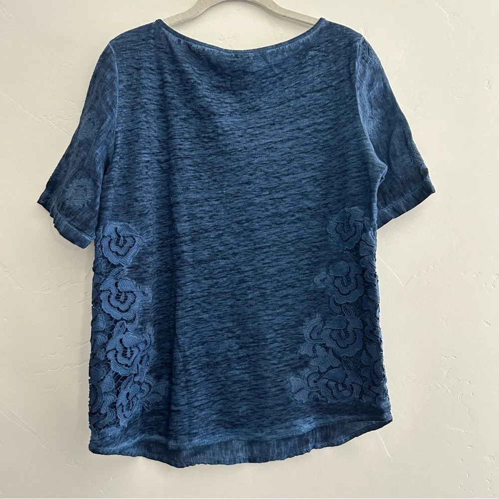 Chicos Linen Blend Blue Space Dye Tee Embroidered Lace Appliqué Size 4/6 Coastal - Picture 2 of 13
